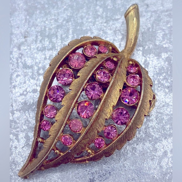 Vintage Textured  Gold Leaf Brooch/ Pin With Rows of Pink Rhinestones - Picture 3 of 5